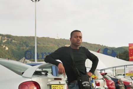 sandy  au parcking du carrefour  de besacon meme pas encore 2 mois en france 